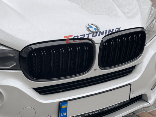 Решітка радіатора на BMW X5 F15 / X6 F16 стиль М чорна глянсова