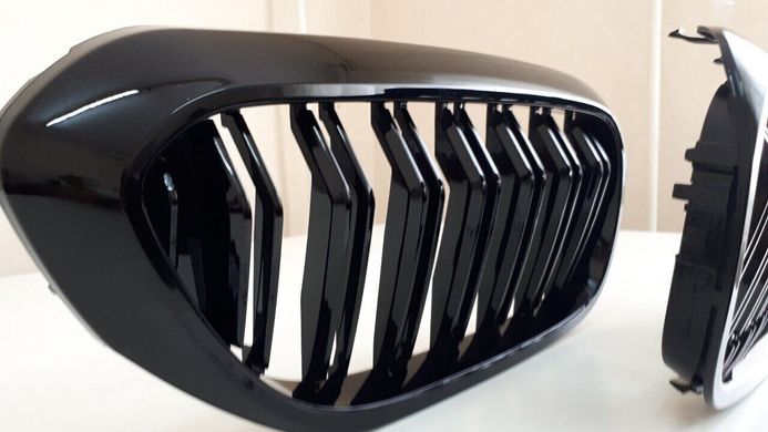 Решетка радиатора (ноздри) BMW G30 / G31 стиль M черная глянцевая (17-20 г.в.)