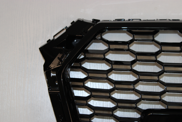 Решітка радіатора Ауді A4 B9 в RS4 стилі, чорна глянсова